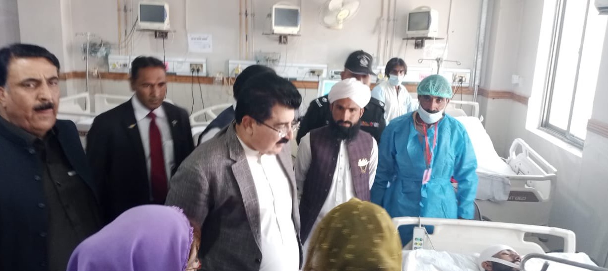 Sanjrani, senators extend support to Mastung blast vicims at Quetta hospital