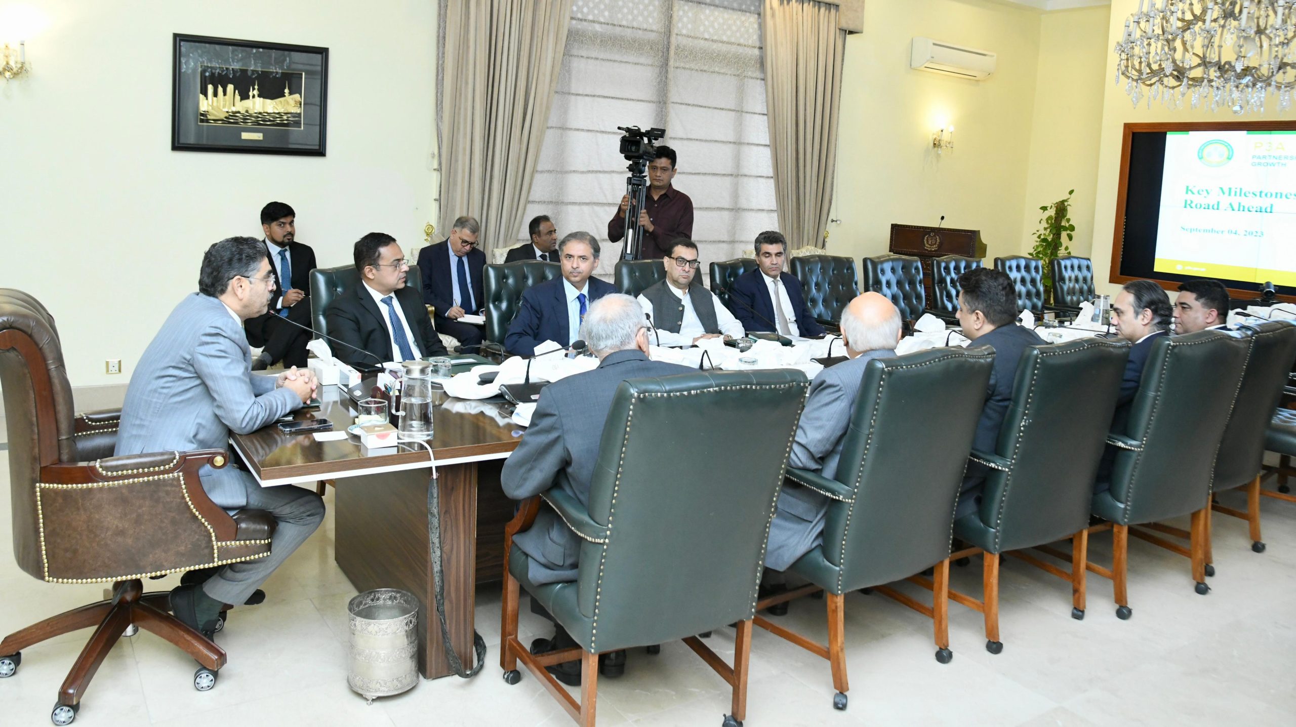 PM for promoting public private partnership to reduce govt expenditures, improve performance