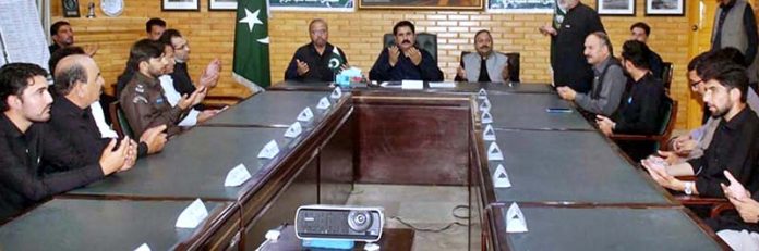 Turi visits security Control Room at Parachinar